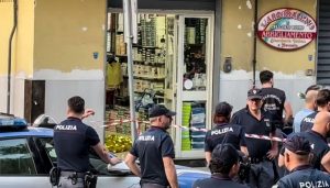 Agguato di camorra ad Afragola, ucciso davanti al padre