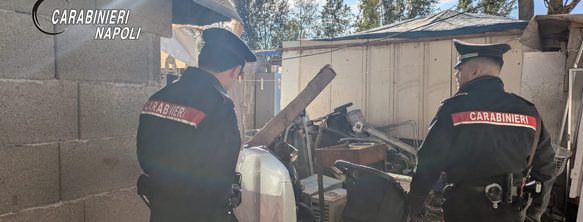 Forze dell'ordine durante un controllo nel campo rom di Via del Riposo a Napoli.