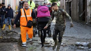 Soccorritori al lavoro nel fango dopo la frana di Casamicciola a Ischia (oppure: Tribunale di Napoli Palazzo di Giustizia).