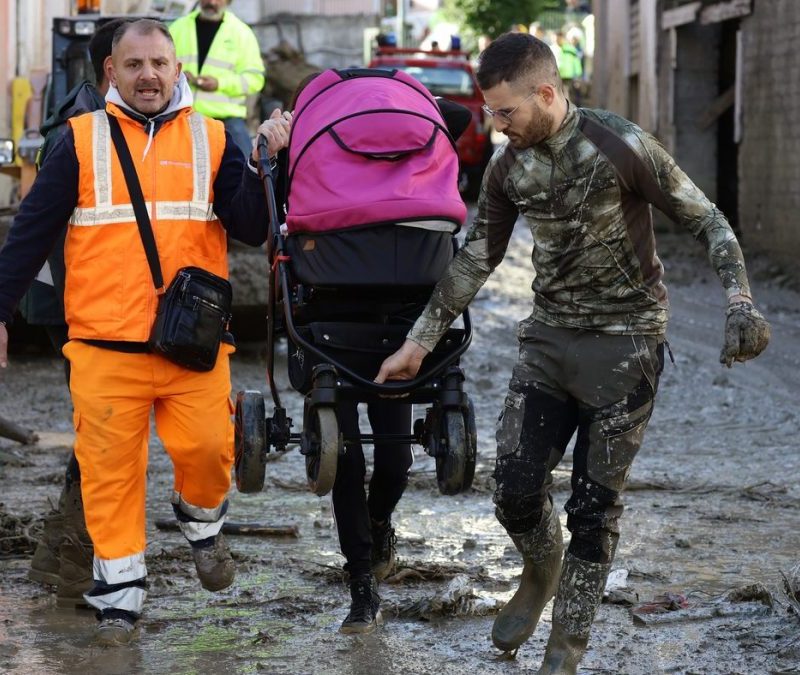 Soccorritori al lavoro nel fango dopo la frana di Casamicciola a Ischia (oppure: Tribunale di Napoli Palazzo di Giustizia).