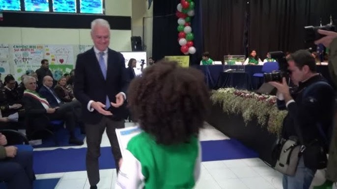 Il Ministro Zangrillo durante l'evento al Parco Verde di Caivano con i bambini del Consiglio