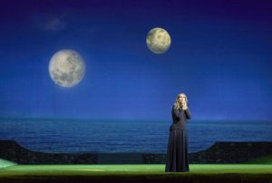 Teatro San Carlo di Napoli in attesa della prima di Medea