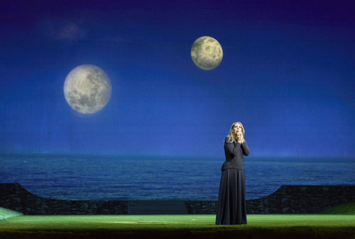 Teatro San Carlo di Napoli in attesa della prima di Medea