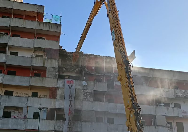 Escavatori a tenaglia impegnati nell'abbattimento della Vela Rossa a Scampia.